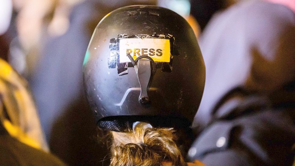 Der Job für Pressevertreter kann auch gefährlich werden. (Archivbild) Foto: Christoph Soeder/dpa