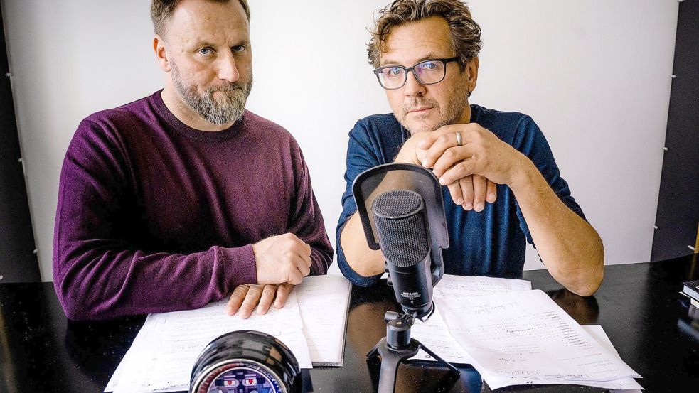 Kai Schwind (l) und Andreas Fröhlich treffen sich regelmäßig und reden über Hörspiel-Anekdoten. Foto: Christian Hartmann/EUROPA/dpa