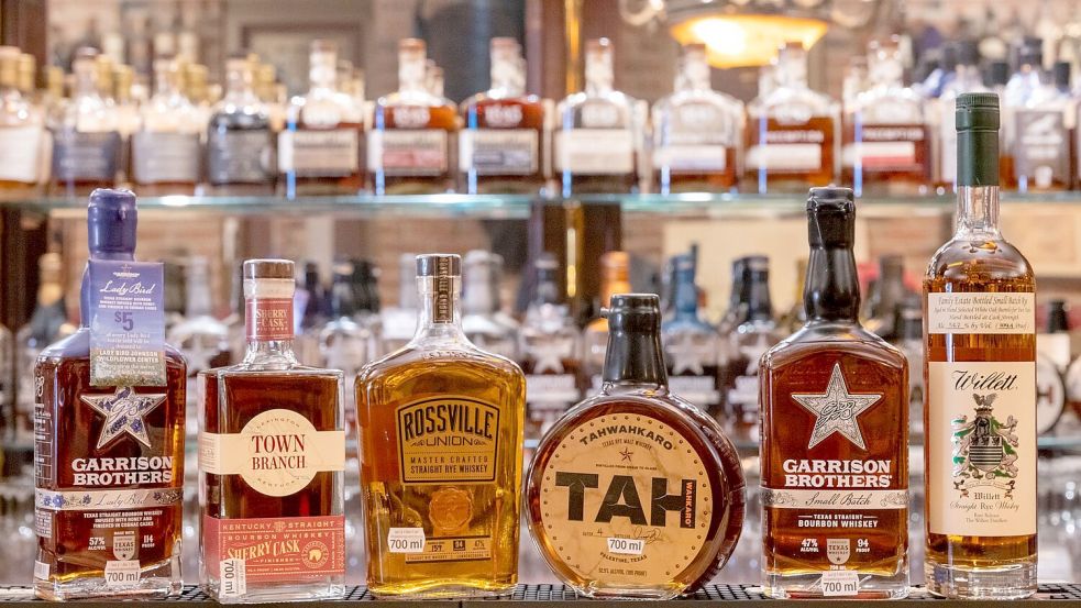 Amerikanischer Whiskey wird wohl doch nicht Ziel von EU-Gegenmaßnahmen. Foto: Peter Kneffel/dpa