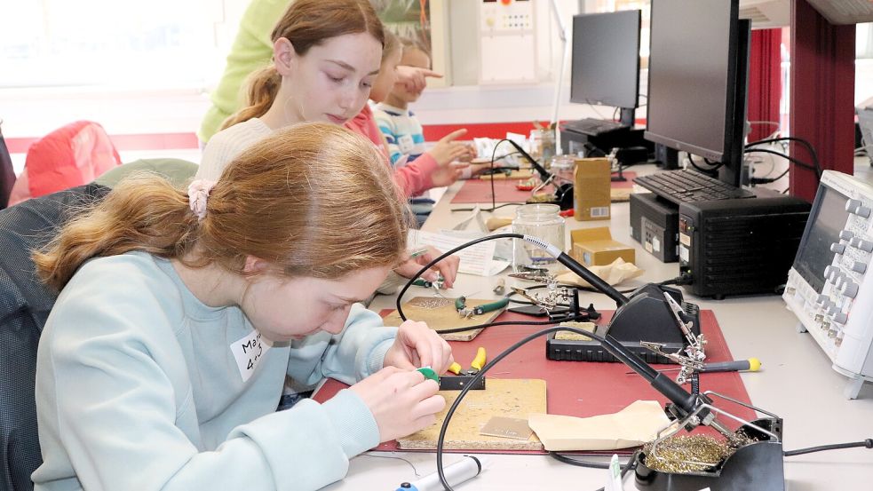 Konzentrierte Mädchen beim Bau eines Solar-Gurkenglases in der Abteilung Elektrotechnik und Informatik der Hochschule Emden/Leer. Foto: privat