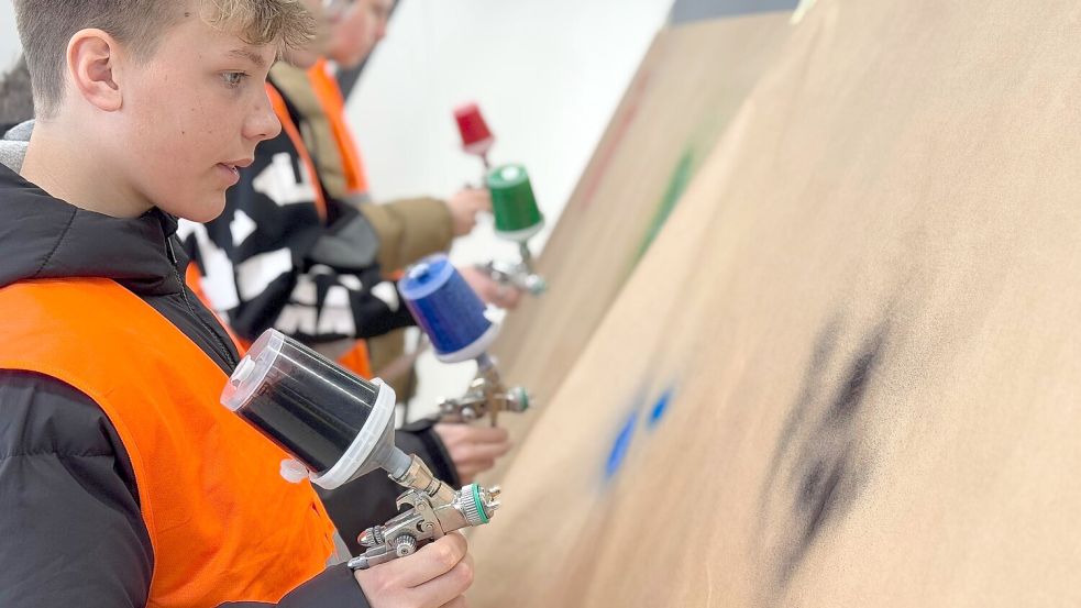 Bei VW in Emden gestalteten die Schüler Namensschilder mit Airbrushpistolen und Lackfarben. Foto: privat