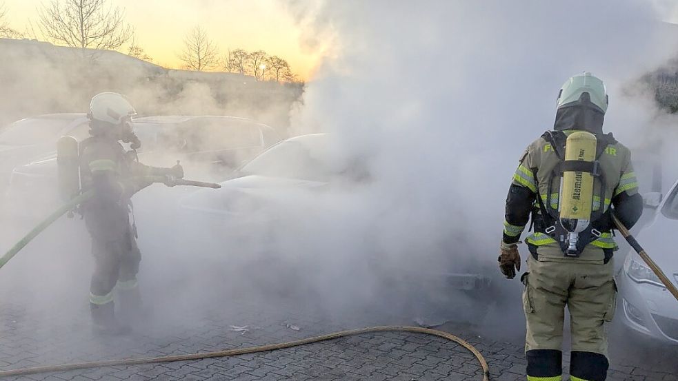Auf einem Parkplatz war das Auto in Brand geraten. Fotos: Johannes Meiners-Hagen/Feuerwehr Barßel