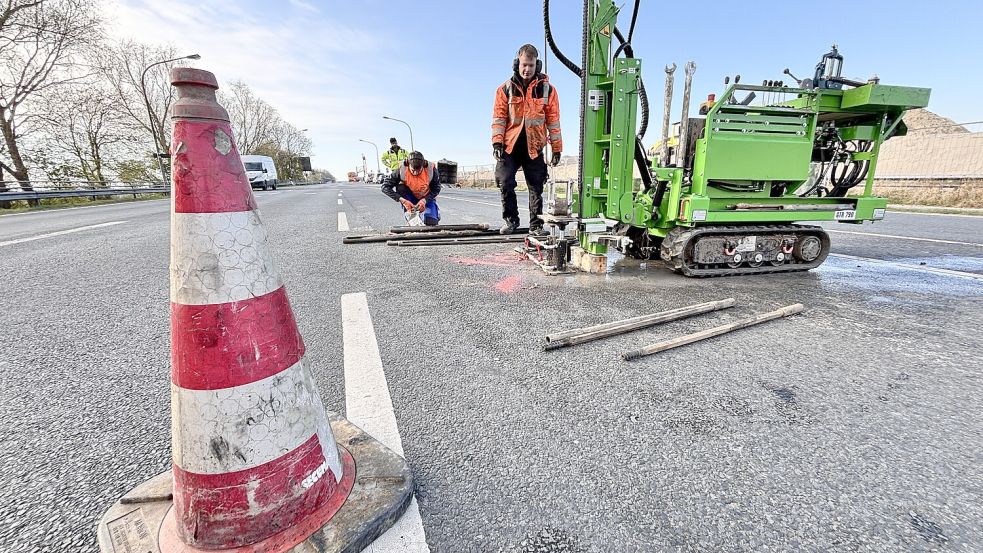Die Kontrollen an der Ledabrücke laufen. Foto: Ortgies