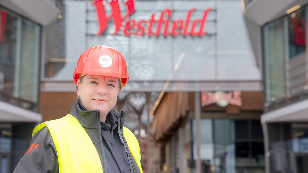 Der Bauhelm kann bald weg: Theda Mustroph, Quartiersmanagerin des Westfield Überseequartiers in der HafenCity. Foto: URW/rock&stars digital