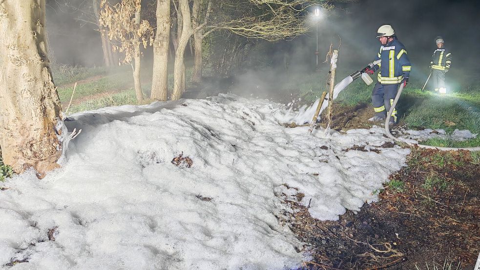 In Völlenerfehn geriet in der Nacht zu Dienstag ein Haufen Rasenschnitt in Brand. Foto: Bruns/Feuerwehr