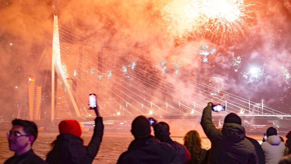 Das wird es auch künftig in den Niederlanden geben: Das große Nationale Feuerwerk zum Jahreswechsel in Rotterdam. Foto: Van den Broek/ANP/Imago Images