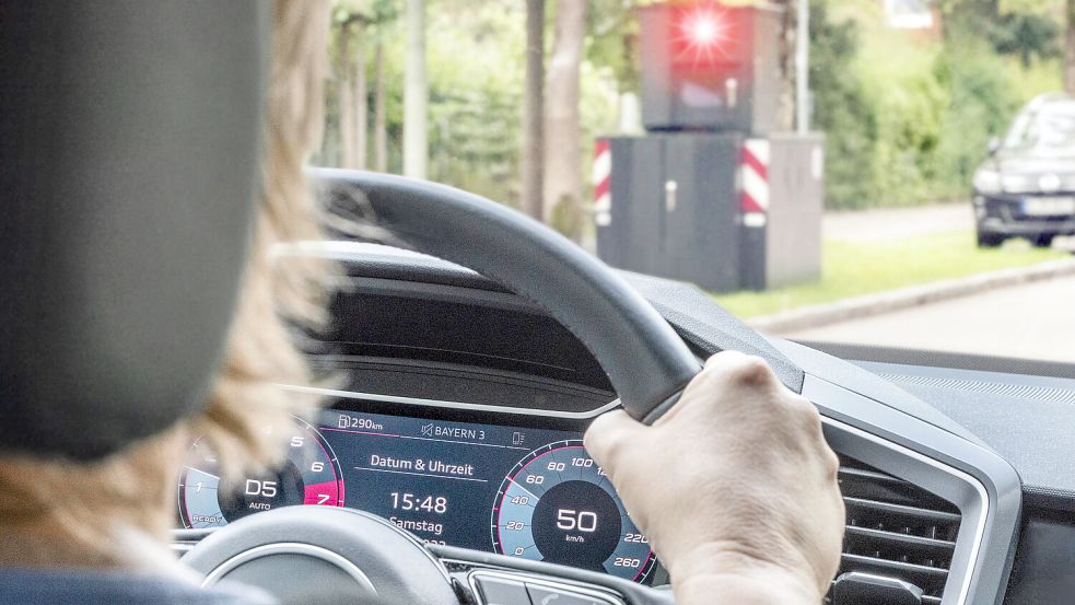 Täglich sind viele Autofahrer mit überhöhter Geschwindigkeit unterwegs – derzeit wird häufiger geblitzt. Foto: IMAGO/Wolfgang Maria Weber