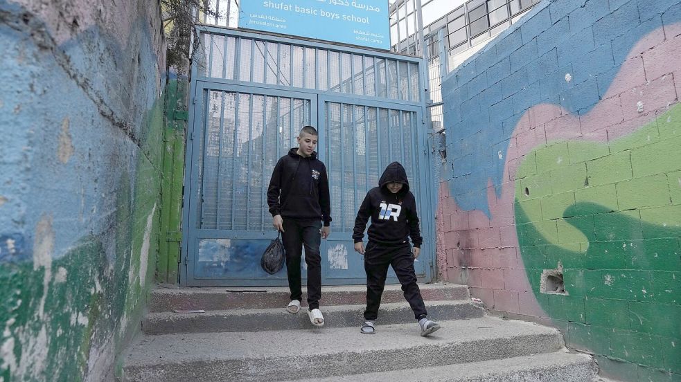 Laut UNRWA-Chef Philippe Lazzarini sind Hunderte Schüler von den Schließungsanordnungen betroffen. (Archivbild) Foto: Mahmoud Illean/AP/dpa