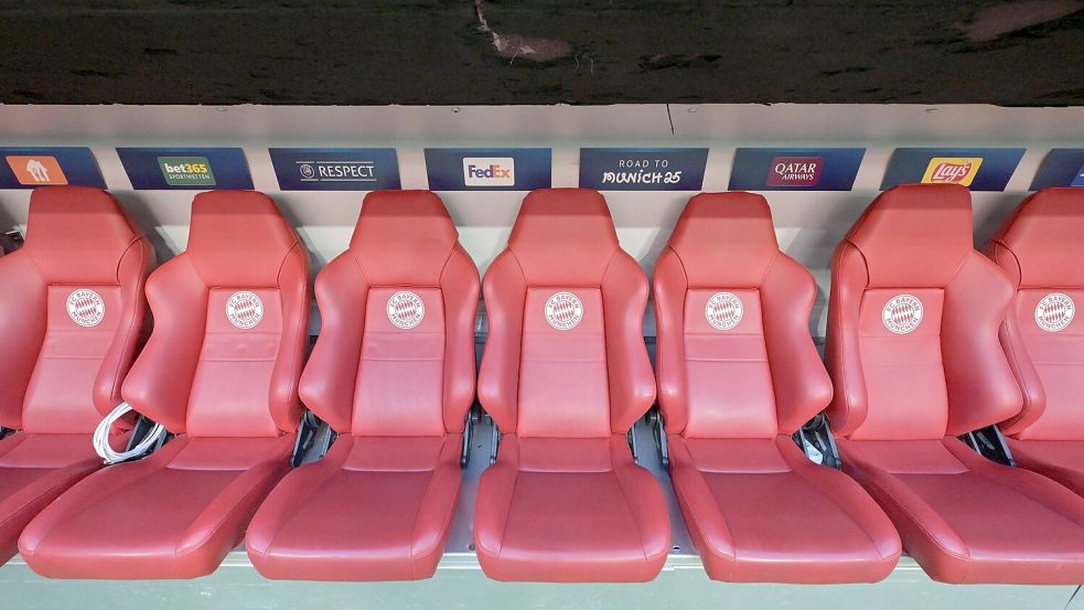 Noch ist die Ersatzbank des FC Bayern in der Allianz Arena leer: Gegen Inter wird Thomas Müller dort Platz nehmen müssen. Foto: Peter Kneffel/dpa