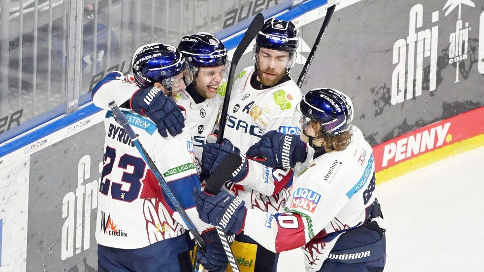 Die Eisbären Berlin können auch im vierten Halbfinale gegen Mannheim einen Sieg bejubeln und stehen erneut im DEL-Finale. Foto: Uli Deck/dpa