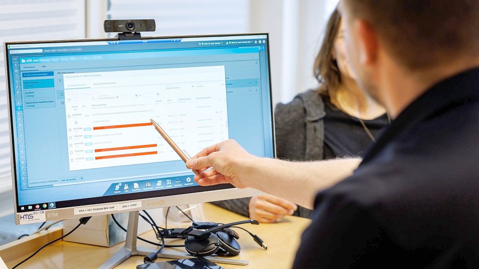 Zugriff auf die ePA bekommen Ärzte, wenn Patienten ihre Versichertenkarte in das Lesegerät stecken. Sie können die Zugriffsrechte aber auch per App einschränken. Foto: Daniel Karmann/dpa