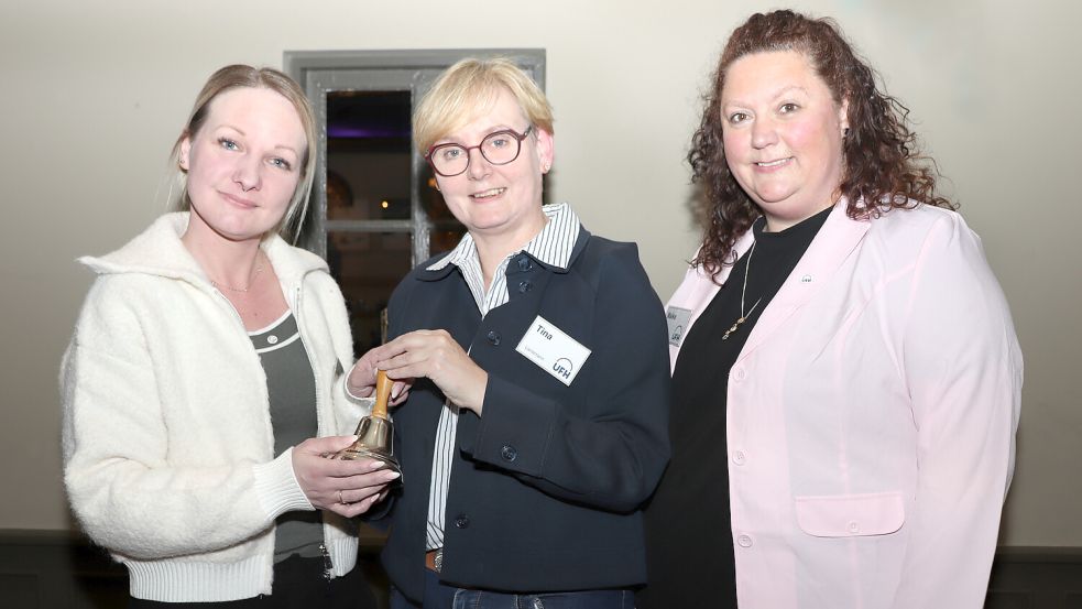 Tina Lienemann (Mitte) überreicht die UFH-Sitzungsglocke an die Vorsitzende Lisa Wermuth (links).Daneben: die 2. Vorsitzende Maike Rector. Foto: privat