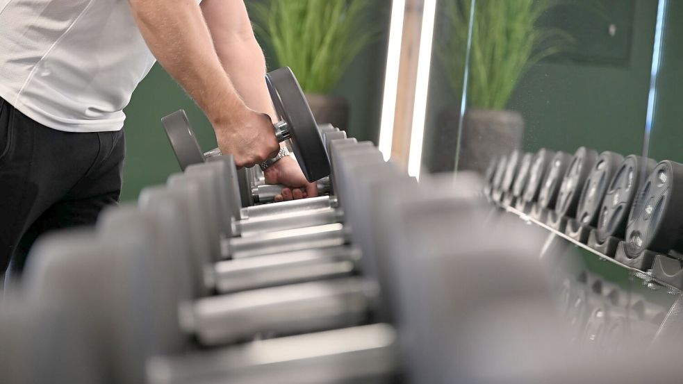Hanteltraining, um fit zu bleiben: In Smart Gyms kann es passieren, dass sonst niemand im Raum ist. Foto: Wolf von Dewitz/dpa