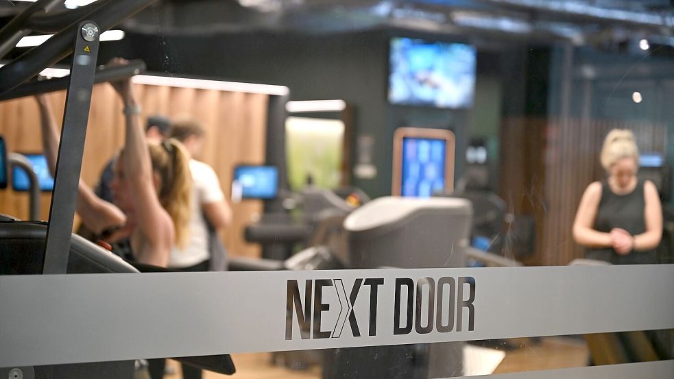 Menschen trainieren im personallosen Fitnessstudio Next Door - ein Angestellter des Studios ist nicht im Raum. Foto: Wolf von Dewitz/dpa