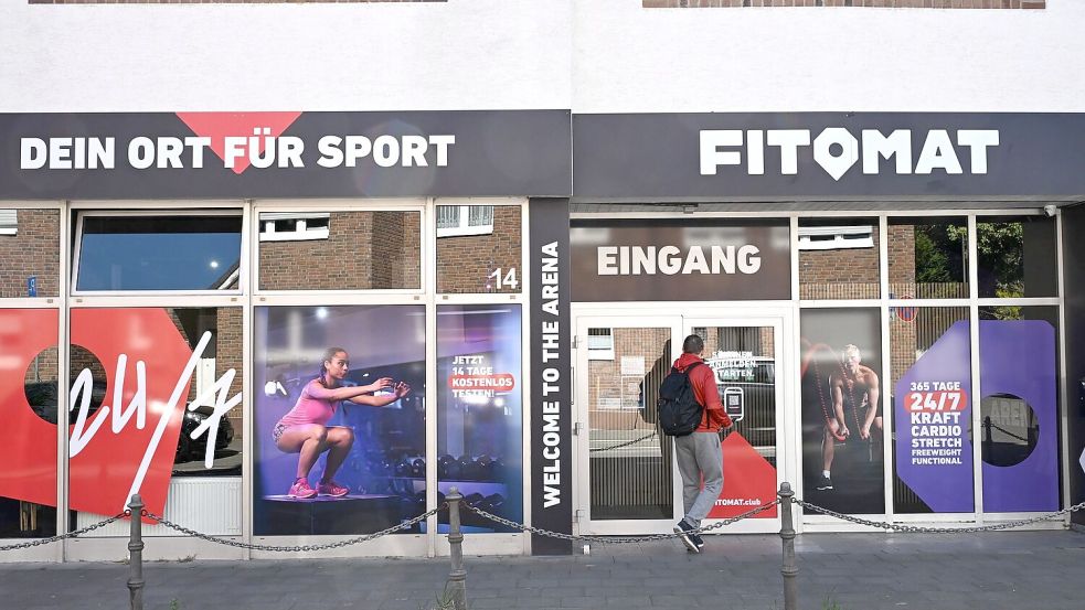Mit der Handy-App kommen Kunden rein in das Fitnessstudio Fitomat. Kameras überwachen den Innenraum. Foto: Wolf von Dewitz/dpa