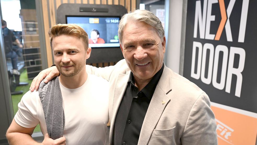 Next-Door-Chef Frank Böhme (mit Sohn Pascal Böhme) ist vom Erfolg seiner personallosen Studios überzeugt. Foto: Wolf von Dewitz/dpa