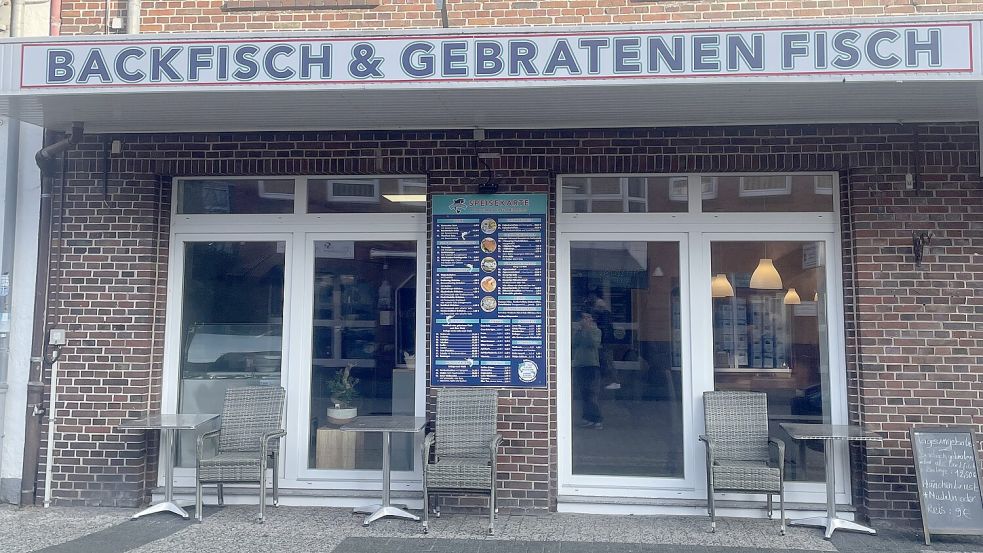 Von außen eher unscheinbar, ist der Imbiss seit vergangenem Jahr in der Steinstraße in Esens zu finden. Fotos: Biermann