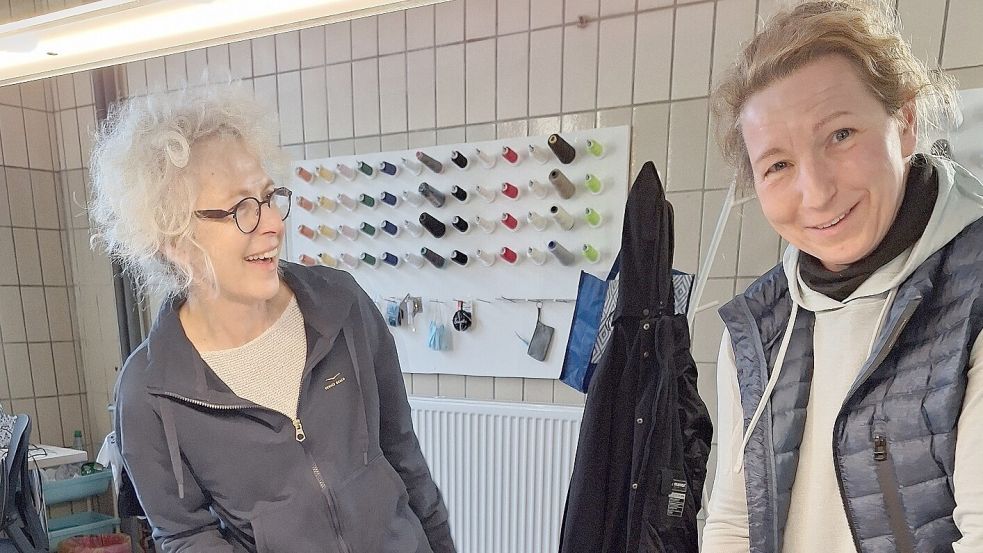 Mit handwerklicher Begabung und Kreativität tun Heidi und Renate (von links) – ihre Nachnamen möchten sie nicht nennen – anderen Gutes. Foto: privat