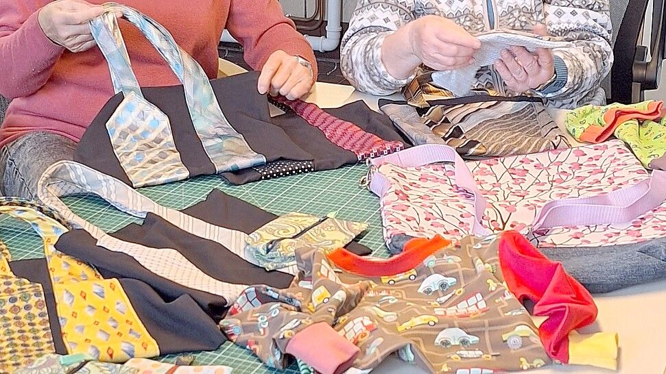 Mit handwerklichem Geschick und kreativen Ideen können aus alten Klamotten schöne Stücke geschneidert werden.