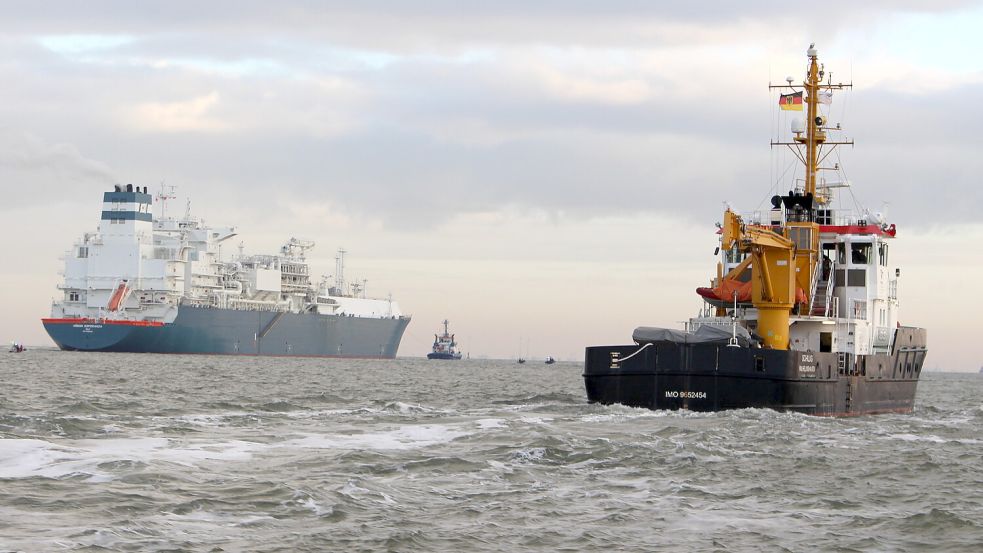 Dezember 2022: Die „Hoegh Esperanza“, Deutschlands erstes schwimmendes LNG-Terminal, bei der Ankunft in Wilhelmshaven. Foto: Oltmanns/Archiv