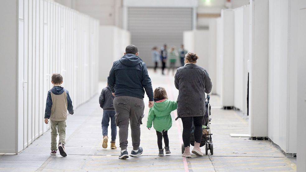 Der Familiennachzug umfasst Ehepartner und minderjährige Kinder. Unbegleitete Minderjährige können ihre Eltern nachholen. (Symbolbild) Foto: Boris Roessler/dpa