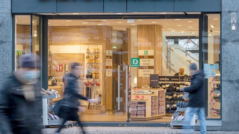 Brummt der Laden? Geht so - Deichmann hat weniger Schuhe verkauft. Foto: Monika Skolimowska/dpa