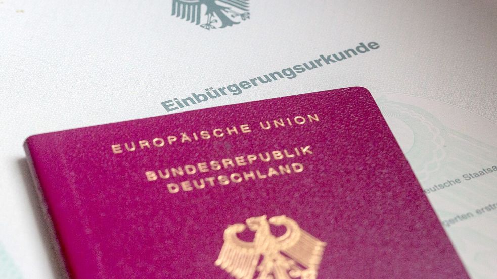 Die dreijährige Wartefrist gilt aktuell nur für Ausländer mit besonderen Integrationsleistungen. Alle anderen Einbürgerungswilligen müssen fünf Jahre warten. (Symbolbild) Foto: Fernando Gutierrez-Juarez/dpa