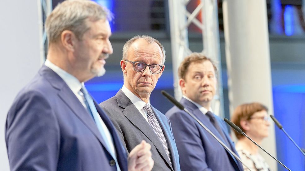 Vor Hunderten von Journalisten und Journalistinnen stellen die vier Parteivorsitzenden die Grundzüge des zwischen ihnen vereinbarten Koalitionsvertrags vor. Foto: Michael Kappeler/dpa
