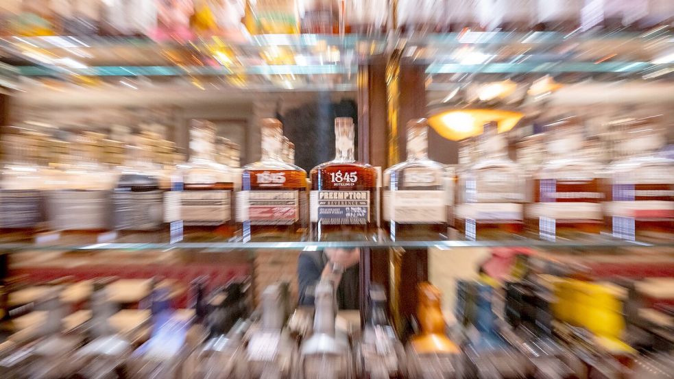 Nicht von den Zusatzzöllen betroffen: amerikanischer Whiskey und andere alkoholische Getränke. (Archivbild) Foto: Peter Kneffel/dpa