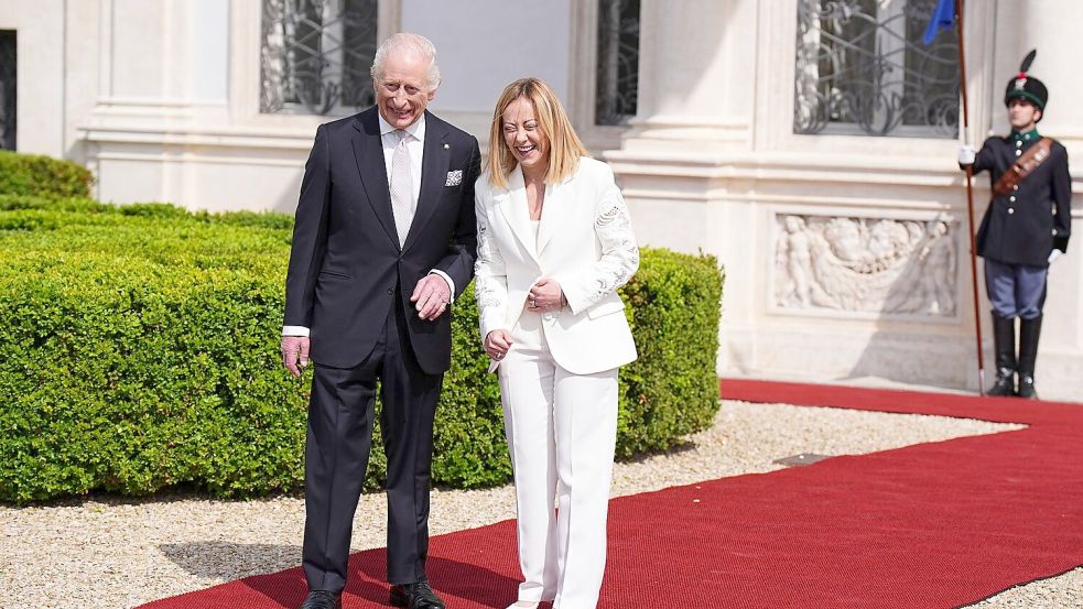Charles und Italiens Regierungschefin Giorgia Meloni zeigten sich zusammen auf dem roten Teppich. Foto: Aaron Chown/PA Wire/dpa