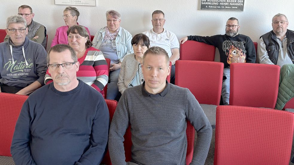 Im Arbeitsgericht Emden: Der Opti-Betriebsratschef Marcel Taubert (vorne, rechts) und sein Betriebsratskollege Guido Papencordt (vorne, links) mit einigen der gekündigten Mitarbeiter. Foto: Zein