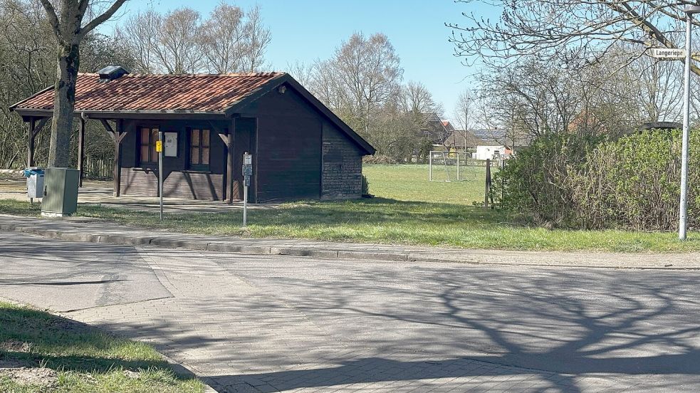 Neben der Jugendhütte, deren Sitzgruppe gern von Fahrradgruppen als Rastpunkt genutzt wird, liegt der Bolzplatz. Foto: Gettkowski