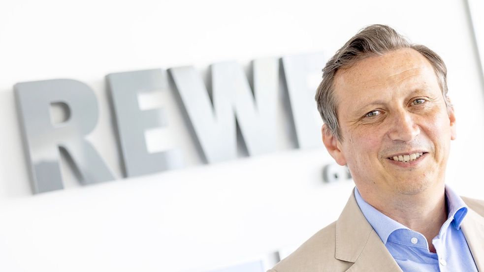 Rewe-Chef Souque ist zufrieden mit dem Jahr 2024. Foto: Thomas Banneyer/dpa