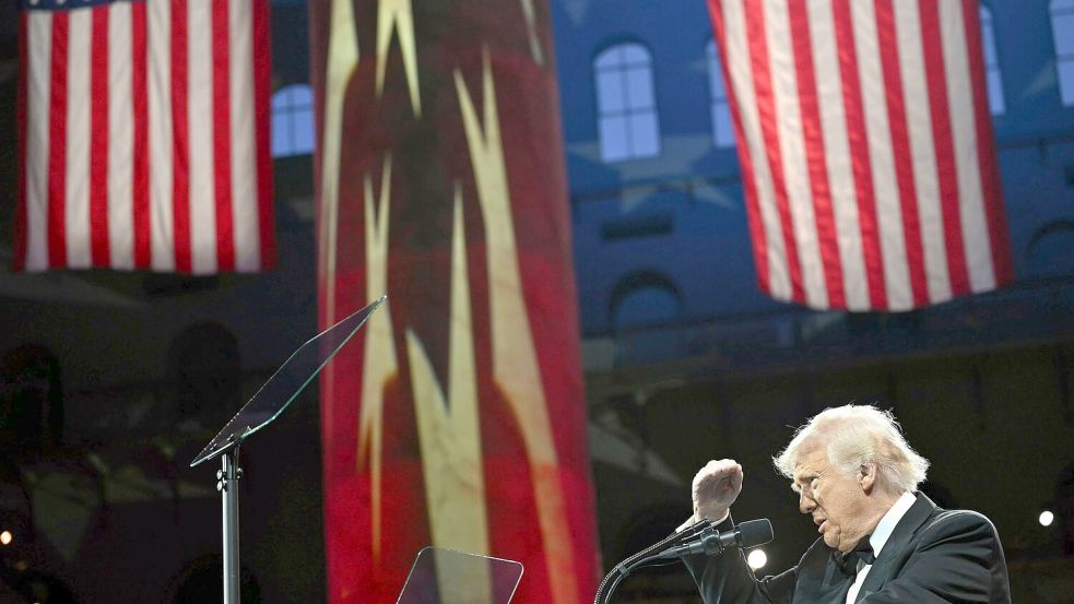 US-Präsident Trump erhöht im Zollstreit den Druck gegen China - und lenkt gegenüber anderen Ländern ein. Foto: Uncredited/Pool/AP/dpa