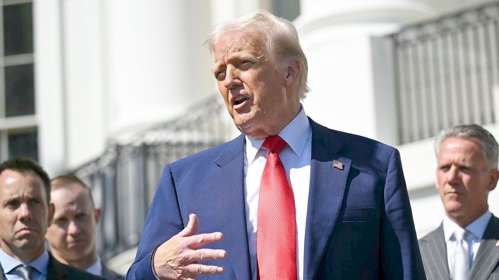 Donald Trump sagt zur Begründung für seinen Schwenk bei den US-Zöllen, die „Leute“ seien unruhig und „etwas ängstlich“ geworden. Foto: Uncredited/Pool/AP/dpa