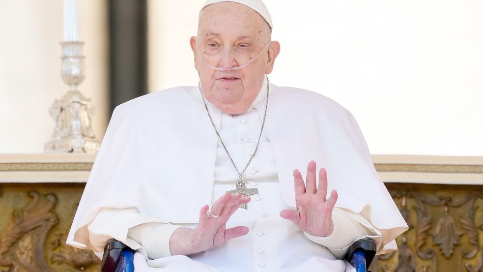 Papst Franziskus hat Großbritanniens König Charles III. und dessen Frau Königin Camilla zu einem privaten Gespräch im Vatikan empfangen. Foto: Andrew Medichini/AP/dpa