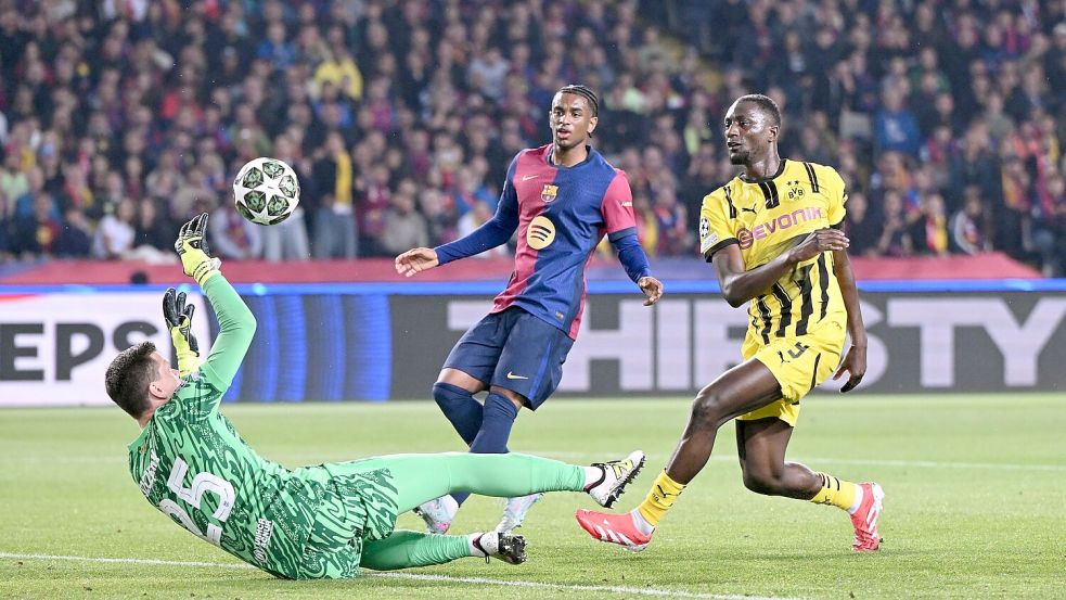 Serhou Guirassy trifft den Ball nicht Foto: Federico Gambarini/dpa