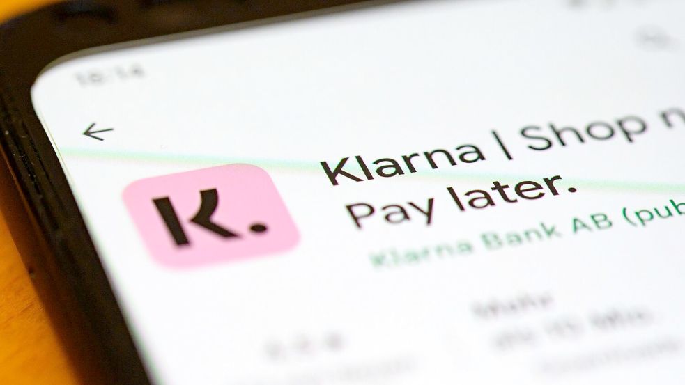 Die App des schwedischen Zahlungsanbieters Klarna. Die Finanzfachleute der Unternehmensberatung Strategy& erwarten, dass die großen digitalen Finanzdienstleister etablierte Banken weiter bedrängen werden. (Foto: Illustration) Foto: Jonas Walzberg/dpa