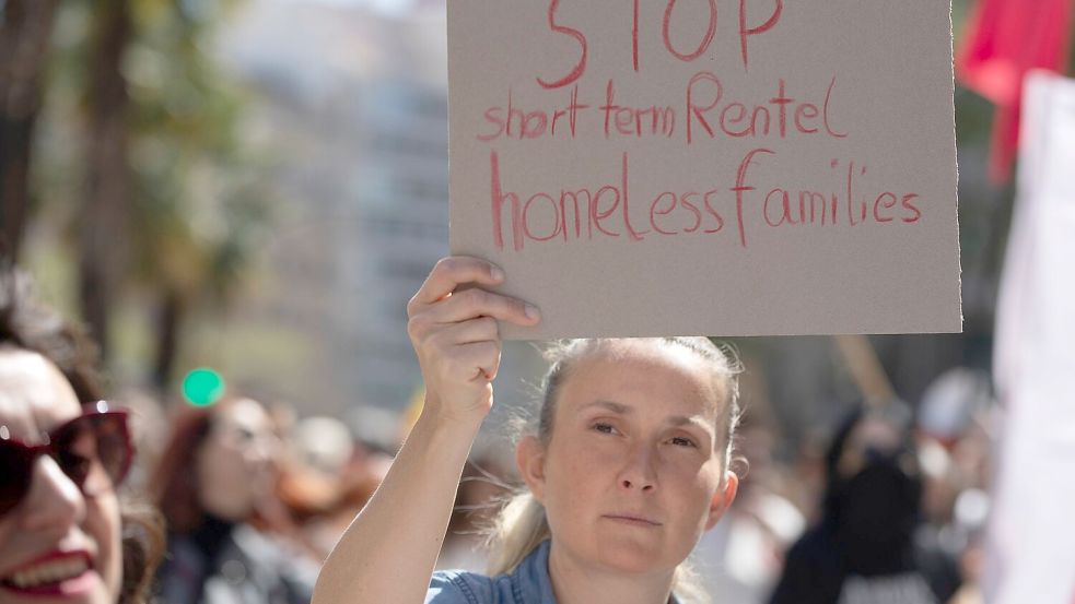 Vor allem der Wohnungsmangel und die überteuerten Mieten setzen den Mallorquinern zu. (Archivfoto) Foto: Clara Margais/dpa
