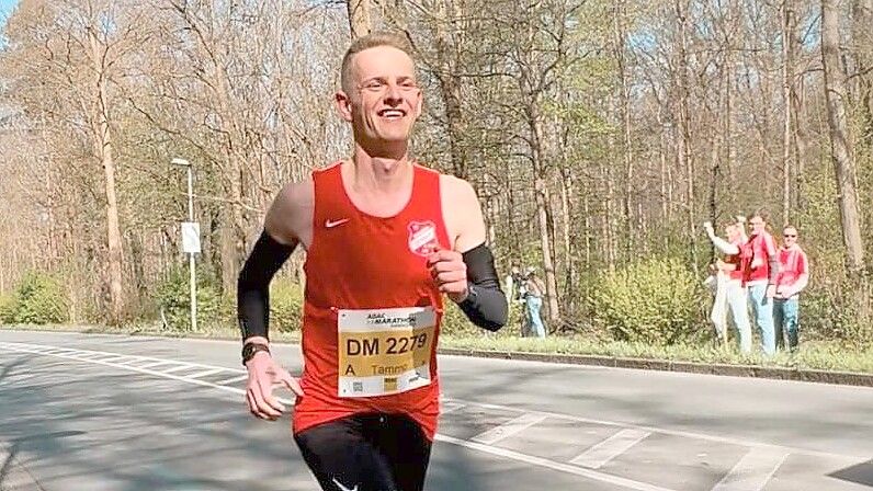 Tammo Oldigs „rannte“ den Marathon in einer durchschnittlichen Geschwindigkeit von 3:18 Minuten pro Kilometer. Im Hintergrund wird er von zwei guten Freunden und seinem Bruder Wilko angefeuert. Fotos: Privat