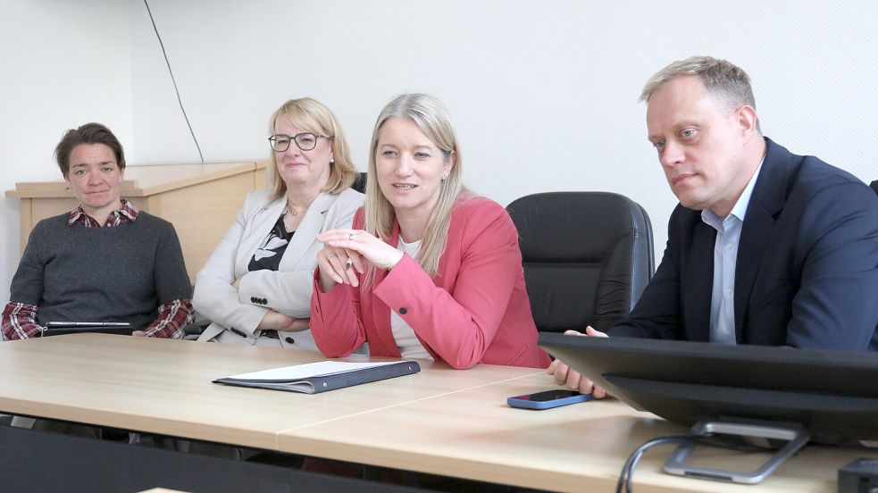 Von links: Saskia Buschmann (CDU), die Direktorin des Auricher Amtsgerichts Maren Hohensee, Landesjustizministerin Kathrin Wahlmann und Wiard Siebels (SPD) inspizierten das Auricher Amtsgericht. Foto: Romuald Banik