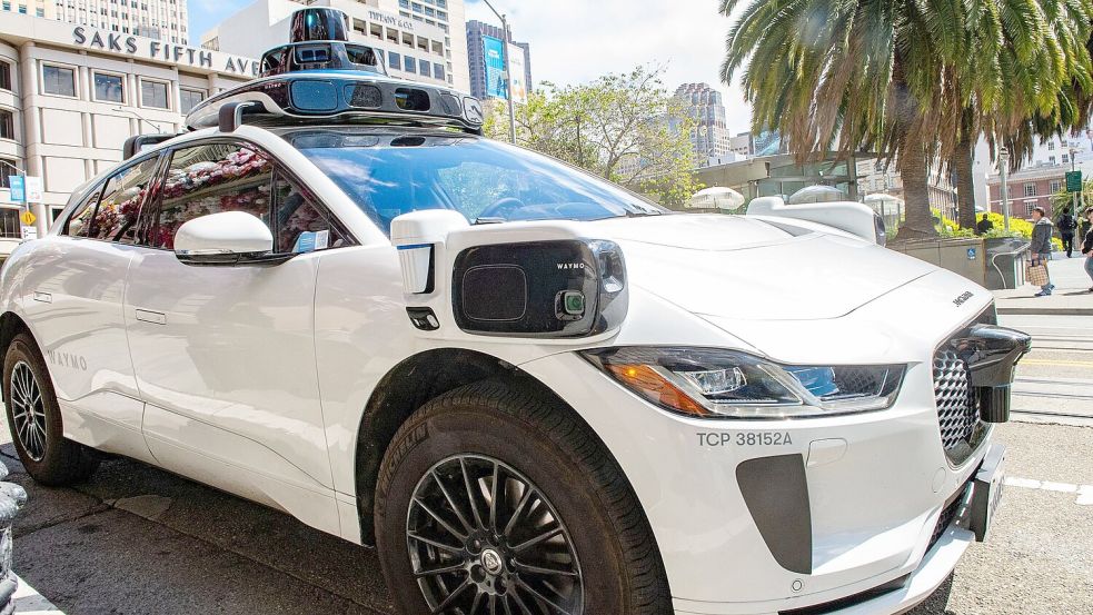 Schon ziemlich gut, aber noch nicht perfekt: Robotaxis von Waymo. Foto: Andrej Sokolow/dpa