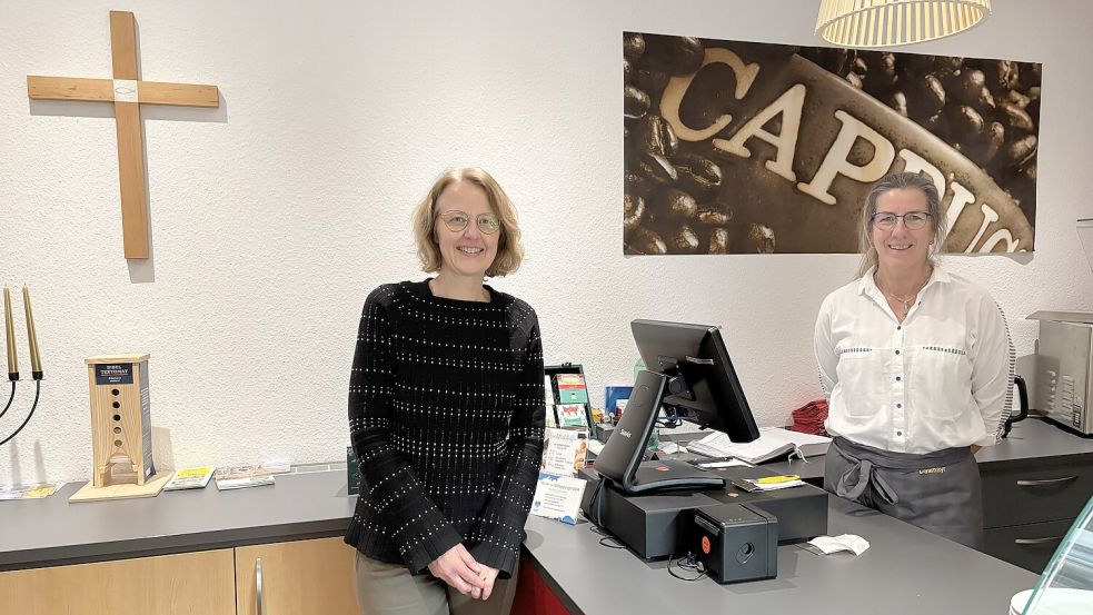 Maike Frerichs (links) arbeitet in der Buchhandlung Plenter, Sylvia Rarhardt im Lesecafé. Fotos: Nobel