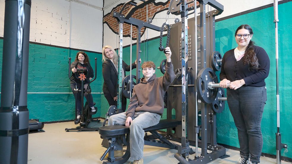 Im neu gestalteten Fitnessraum lässt es sich gut aushalten. Cardiogeräte, Hantelbank und Kraftstationen können kostenlos genutzt werden. Foto: Romuald Banik
