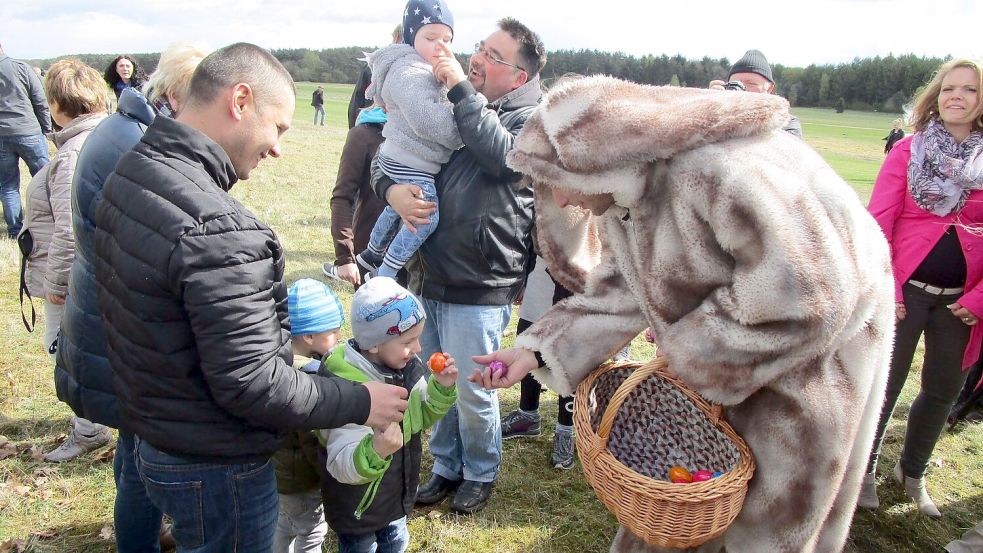 Ein Foto vom Ostersonntag 2024. Der Osterhase verteilt Eier an die Kindern. Foto: Wilken