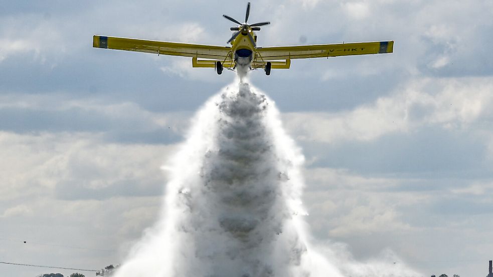 Spektakulär sah es aus, wenn das Löschflugzeug seine Ladung von gut 3000 Liter Löschwasser ablässt. Foto: Ortgies/Archiv