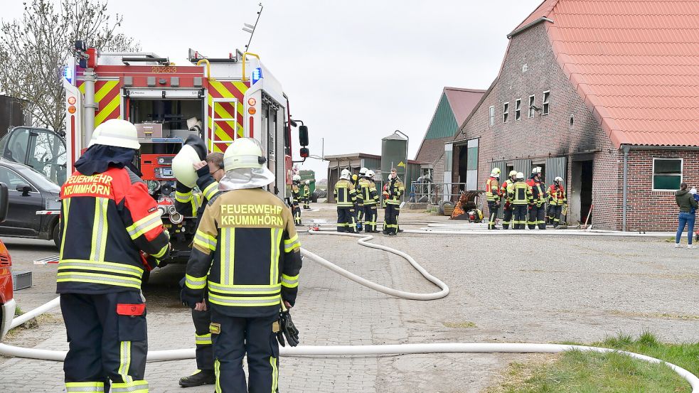 Polizei und Feuerwehr wurden um 7.30 Uhr zum Brand in einer Scheune in Hamswehrum alarmiert. Foto: Wagenaar