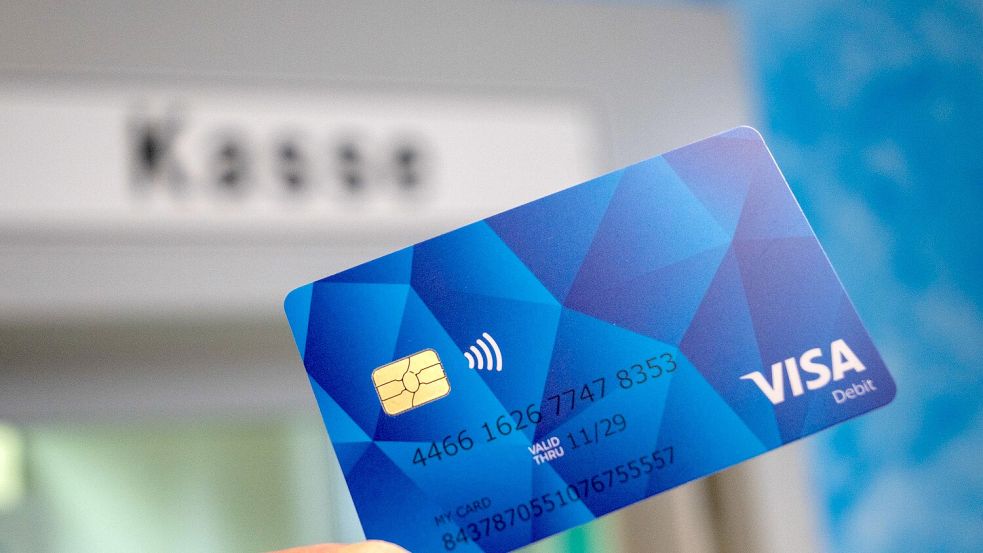 So sehen die Bezahlkarten für Geflüchtete aus, die in 14 Bundesländern zum Einsatz kommen sollen. Foto: Harald Tittel/dpa