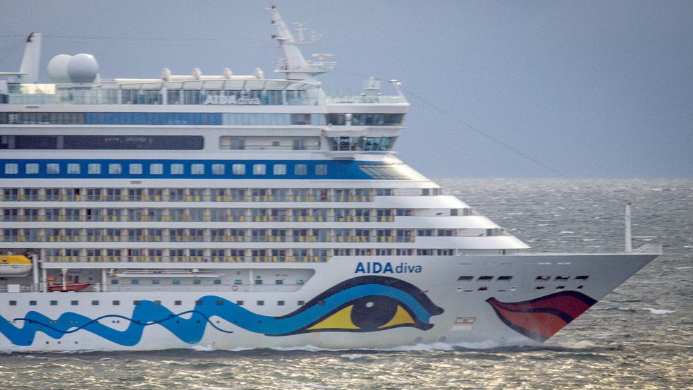Das Kreuzfahrtschiff „Aida Diva“ verlässt den Hafen von Rostock und fährt auf die Ostsee. Es lief 2006 in Papenburg vom Stapel. Foto: Büttner/DPA