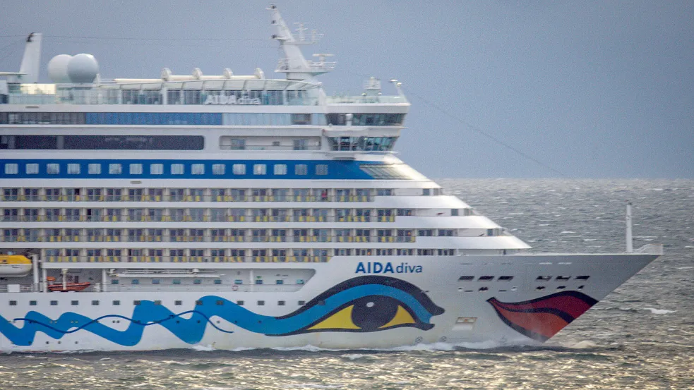 Das Kreuzfahrtschiff „Aida Diva“ verlässt den Hafen von Rostock und fährt auf die Ostsee. Es lief 2006 in Papenburg vom Stapel. Foto: Büttner/DPA